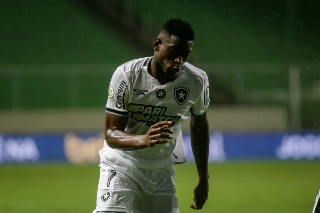 MG – BELO HORIZONTE – 20/11/2024 – BRASILEIRO A 2024, ATLETICO-MG X BOTAFOGO – Luiz Henrique jogador do Botafogo durante partida contra o Atletico-MG no estadio Independencia pelo campeonato Brasileiro A 2024. Foto: Fernando Moreno/AGIF
