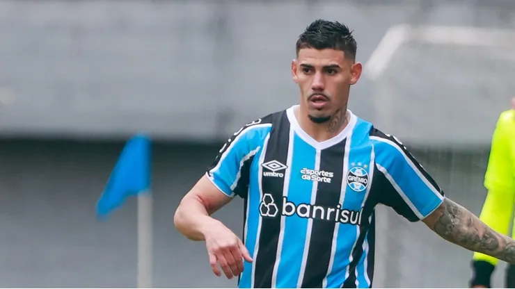 Mayk ainda é lateral do Grêmio