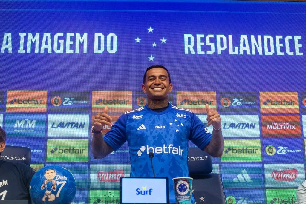 Dudu com a camisa do Cruzeiro. Foto: Fernando Moreno/AGIF