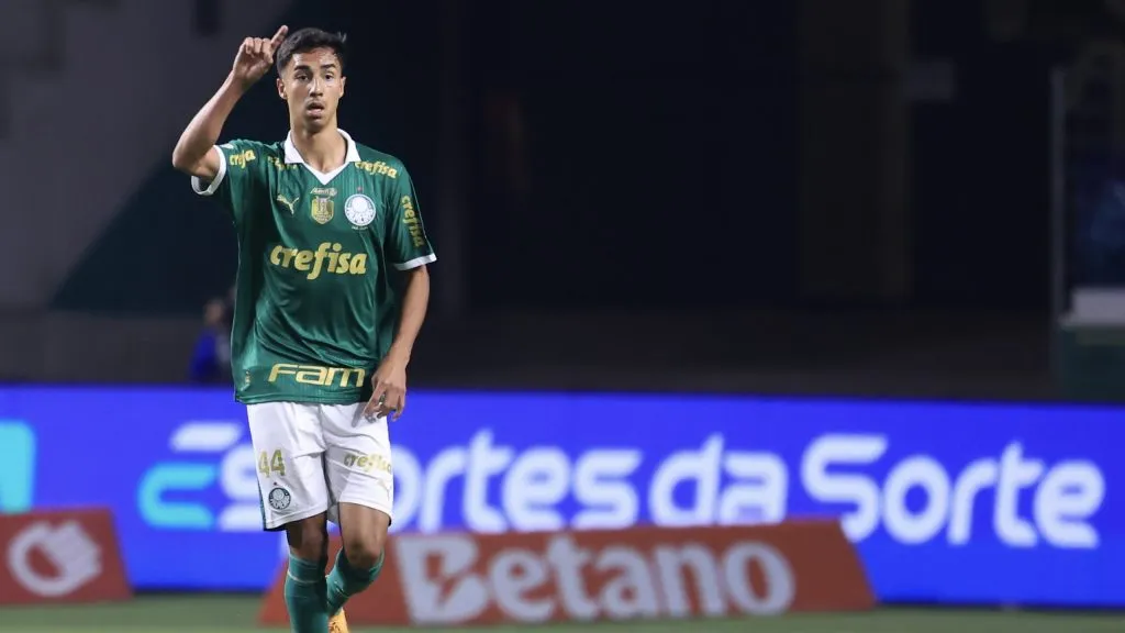Vitor Reis em partida pelo Palmeiras. Foto: Marcello Zambrana/AGIF