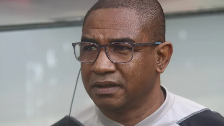 César Sampaio durante entrevista quando era auxiliar-técnico do Flamengo.