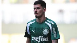 Rômulo durante aquecimento antes de partida entre Palmeiras e São Paulo, no Allianz Parque, pelo Brasileirão.