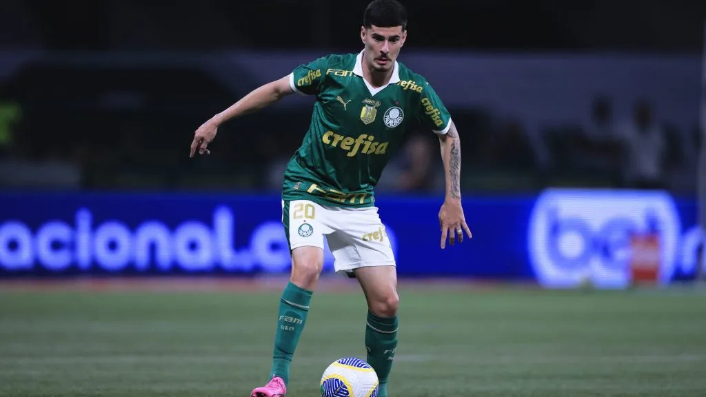 Rômulo durante partida. Foto: Ettore Chiereguini/AGIF