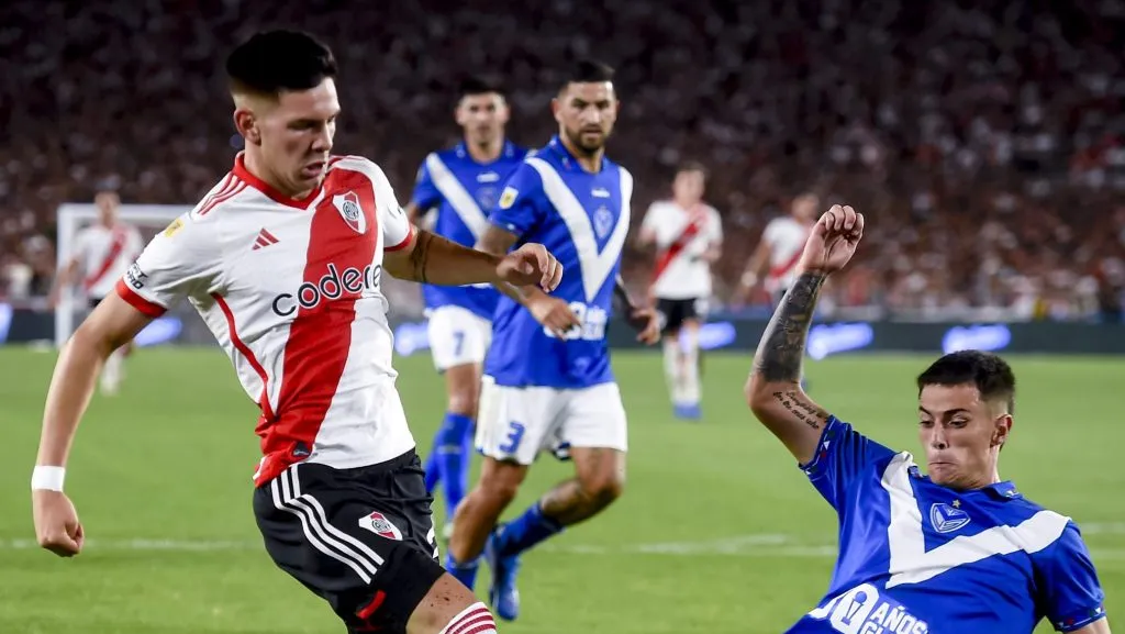 Foto: Marcelo Endelli/Getty Images – Valentín Gómez (de azul) em disputa de bola com atacante do River Plate.