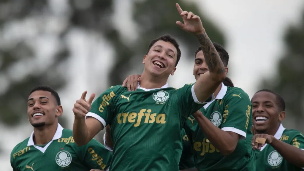 Thalys comemorando gol pelo Palmeiras junto de seus companheiros. Foto: Anderson Romao/AGIF