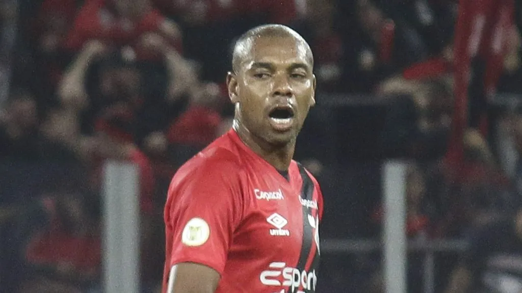 Foto: Gabriel Machado/AGIF – Fernandinho é disputado por times brasileiros no mercado da bola.