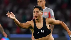 Rodrigo Aliendro comemora gol com a camisa do time argentino.