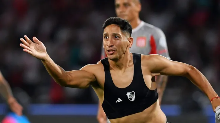 Rodrigo Aliendro comemora gol com a camisa do time argentino.