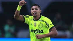 Galo olha com atenção para o atacante do Palmeiras
