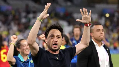 Arthur Elias, treinador da equipe brasileira, celebra a vitória após a semifinal feminina entre o Brasil e a Espanha durante os Jogos Olímpicos de Paris 2024