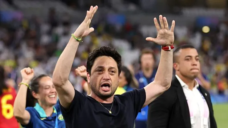 Arthur Elias, treinador da equipe brasileira, celebra a vitória após a semifinal feminina entre o Brasil e a Espanha durante os Jogos Olímpicos de Paris 2024