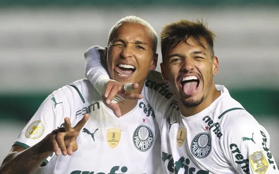Deyverson e Gabriel Menino comemoram golaço pelo Verdão em 2021. Foto: Cesar Greco/Palmeiras
