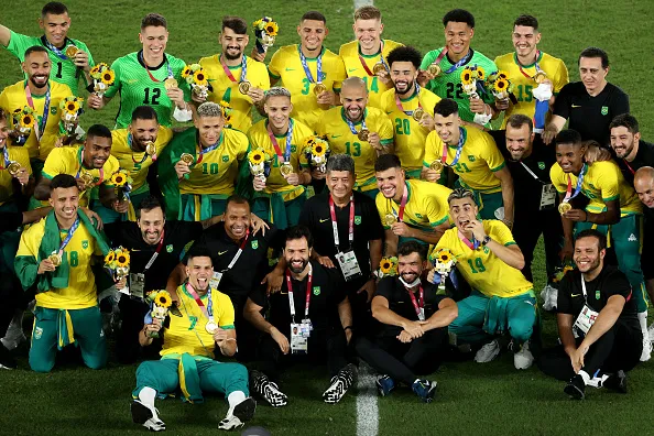 Medalhistas de ouro da Seleção Brasileira comemoram durante a cerimônia de Medalha do Campeonato Masculino de Futebol nos Jogos Olímpicos de Tóquio 2020, no Estádio Internacional Yokohama. Foto: Clive Mason/Getty Images