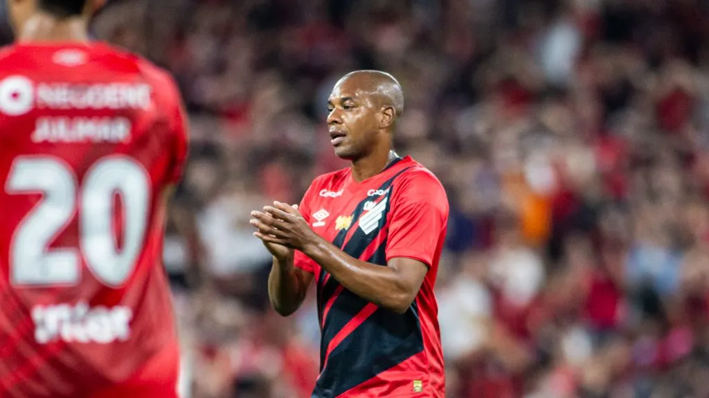 Foto: Luis Garcia/AGIF – Fernandinho saiu do Athletico e está em negociações com Santos.