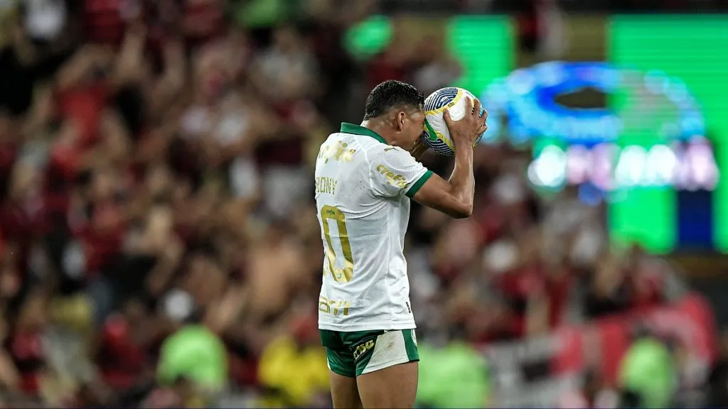 Rony lamentando. Foto: Thiago Ribeiro/AGIF
