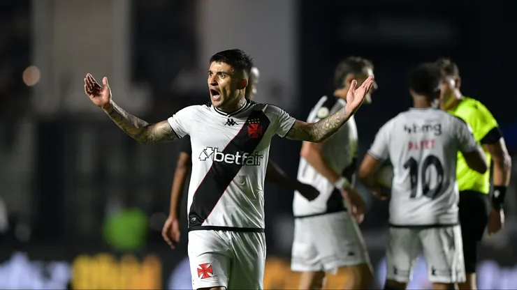 Victor Luis jogador do Vasco durante partida contra o Botafogo. Foto: Thiago Ribeiro/AGIF