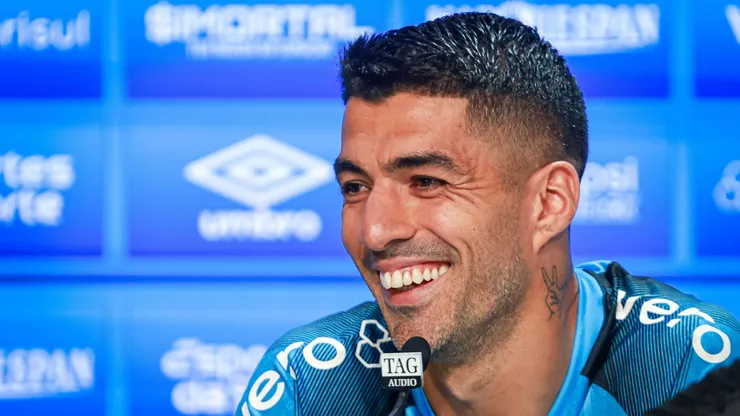 Luis Suarez viveu um dia de herói no Uruguai. Foto: Maxi Franzoi/AGIF