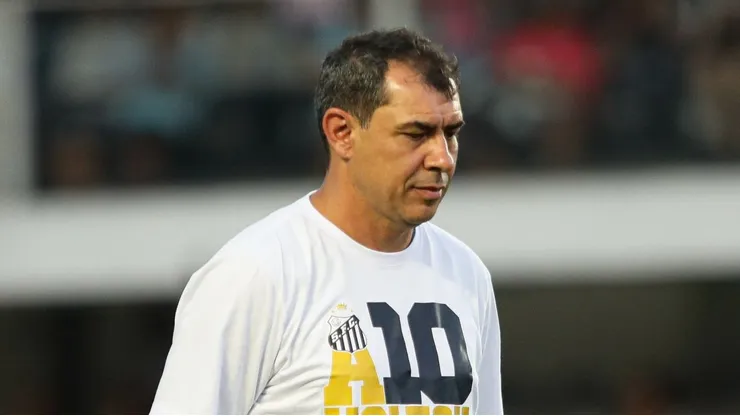 Carille dá aval para contratação do meio-campista