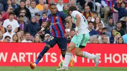 Raphinha vai pra cima da marcação de Ibañez em partida entre Barcelona e Osasuna no Camp Nou. Foto: Action Plus Sports Images / Alamy Stock Photo