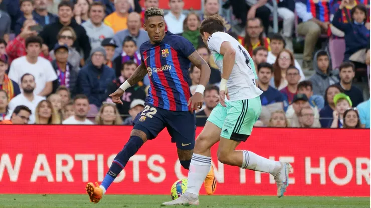 Raphinha vai pra cima da marcação de Ibañez em partida entre Barcelona e Osasuna no Camp Nou. Foto: Action Plus Sports Images / Alamy Stock Photo