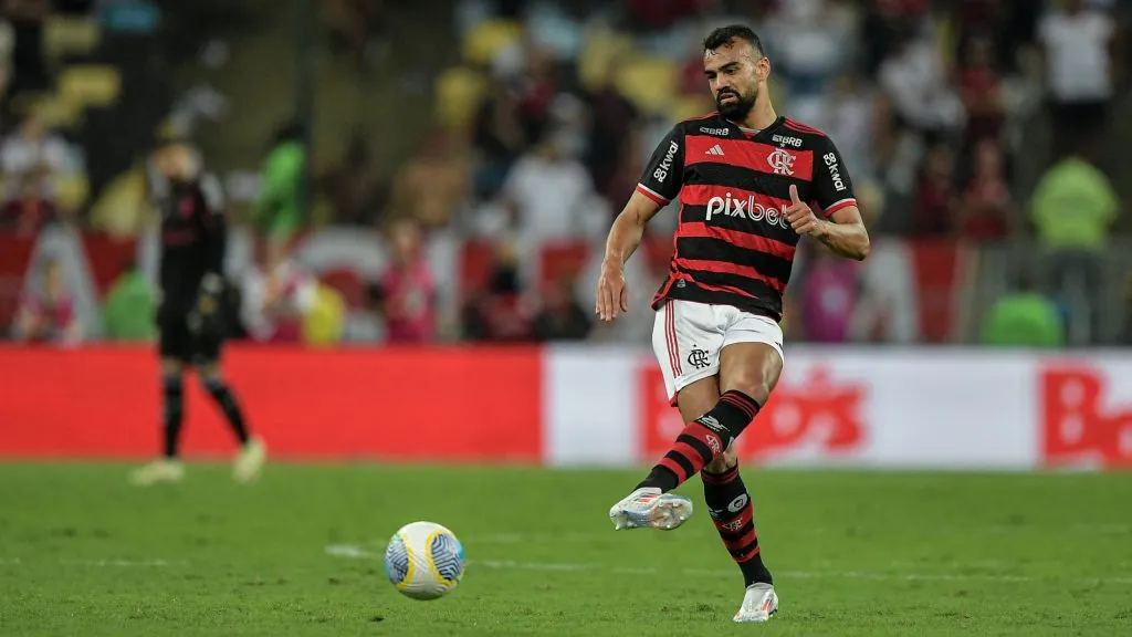 Fabrício Bruno em ação pelo Flamengo –  Foto: Thiago Ribeiro/AGIF