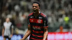 Carlinhos comemora gol pelo Flamengo