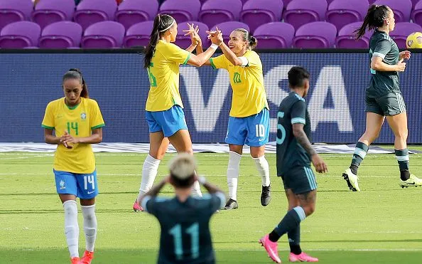 Marta, possui um vasto currículo com passagens por grandes clubes, espacialmente pela Seleção Brasileira, onde se tornou ícone e referência para inúmeras gerações e em 2025 pode reforçar o Corinthians. Foto: Alex Menendez/ Getty Images