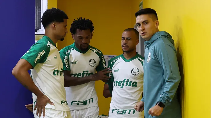 Murilo (primeiro à esq.) não será negociado na janela apesar de interesse do Vasco