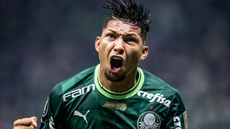 Rony em ação pelo Palmeiras. Santos mantém proposta de R$ 700 mil por mês para fechar com atacante