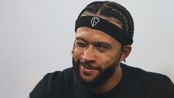 Memphis Depay durante partida. Foto: Daniel Jayo/Getty Images