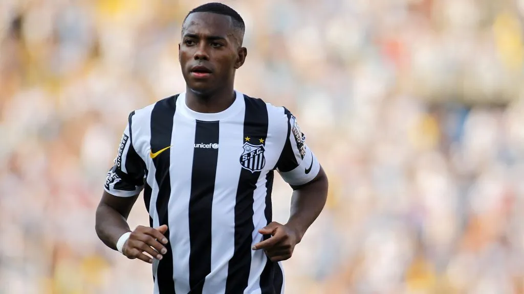 Robinho durante partida. Foto: Daniel Vorley/AGIF