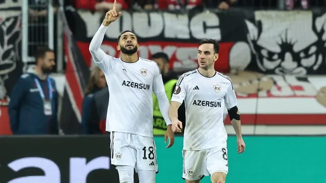 Foto: Christof Koepsel/Getty Images – Juninho (número 18 do Qarabag) agradecendo após gol marcado pelo atual clube.