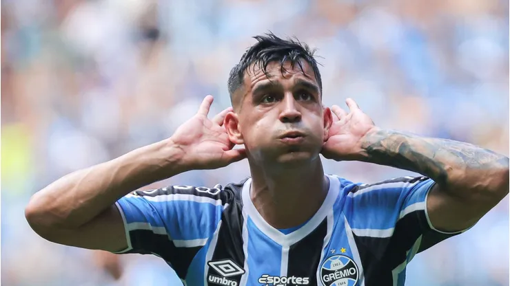 RS - PORTO ALEGRE - 01/12/2024 - BRASILEIRO A 2024, GREMIO X SAO PAULO - Cristaldo jogador do Gremio comemora seu gol durante partida contra o Sao Paulo no estadio Arena do Gremio pelo campeonato Brasileiro A 2024. Foto: Maxi Franzoi/AGIF