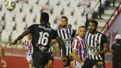 Jogadores do Botafogo-PB disputam a bola com jogadores do Náutico em partida no Estádio dos Aflitos. Foto: Foto Arena LTDA / Alamy Stock Photo