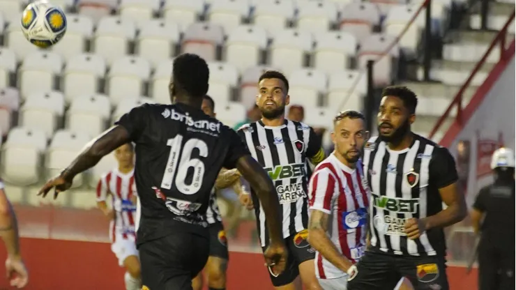 Jogadores do Botafogo-PB disputam a bola com jogadores do Náutico em partida no Estádio dos Aflitos. Foto: Foto Arena LTDA / Alamy Stock Photo