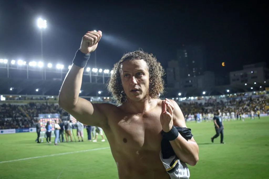 David Luiz, ex-jogador do Flamengo, deixa o campo após partida contra o Criciúma, no estádio Heriberto Hulse, pelo campeonato Brasileiro A 2024. Foto: Leonardo Hubbe/AGIF