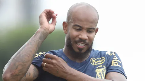 Patrick, jogador do Peixe, durante treino no CT Rei Pelé.