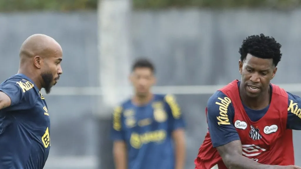 Foto: Reinaldo Campos/AGIF – Meia do Santos ao lado do zagueiro Gil durante treino no último domingo (5), no CT Rei Pelé.