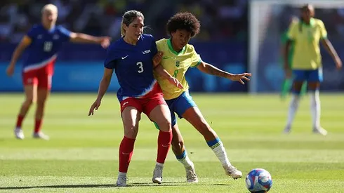 Vitoria Yaya, camisa 8 da Seleção Brasileira disputa lance com jogadora dos EUA durante a partida da dos Jogos Olímpicos Paris 2024 no Parc des Princes, na França