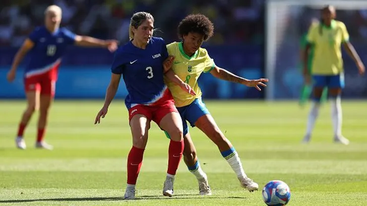 Vitoria Yaya, camisa 8 da Seleção Brasileira disputa lance com jogadora dos EUA durante a partida da dos Jogos Olímpicos Paris 2024 no Parc des Princes, na França