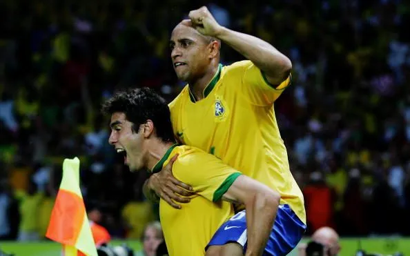 Roberto Carlos e Kaká comemoram golaço da Seleção durante a partida do Grupo F da Copa do Mundo da FIFA entre Brasil e Croácia, em Berlim, na Alemanha. Foto: Alex Livesey/Getty Images