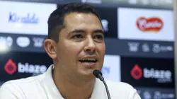 Pedro Martins durante apresentação de Caixinha na Vila Belmiro.