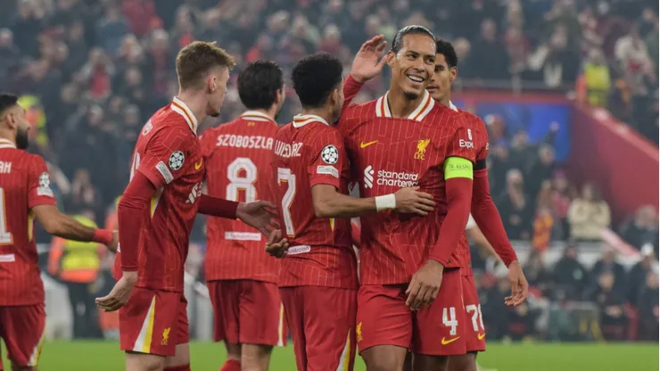 Jogadores do Liverpool comemoram gol marcado em Anfield na partida da UEFA Champions League diante do Bayer Leverkusen. Foto: Every Second Media / Alamy Stock Photo