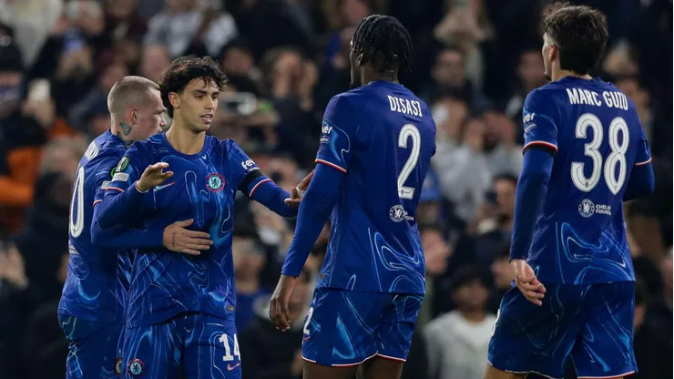 Jogadores do Chelsea comemoram gol marcado no Stamford Bridge diante do Noah, pela UEFA Conference League. Foto: SOPA Images Limited / Alamy Stock Photo