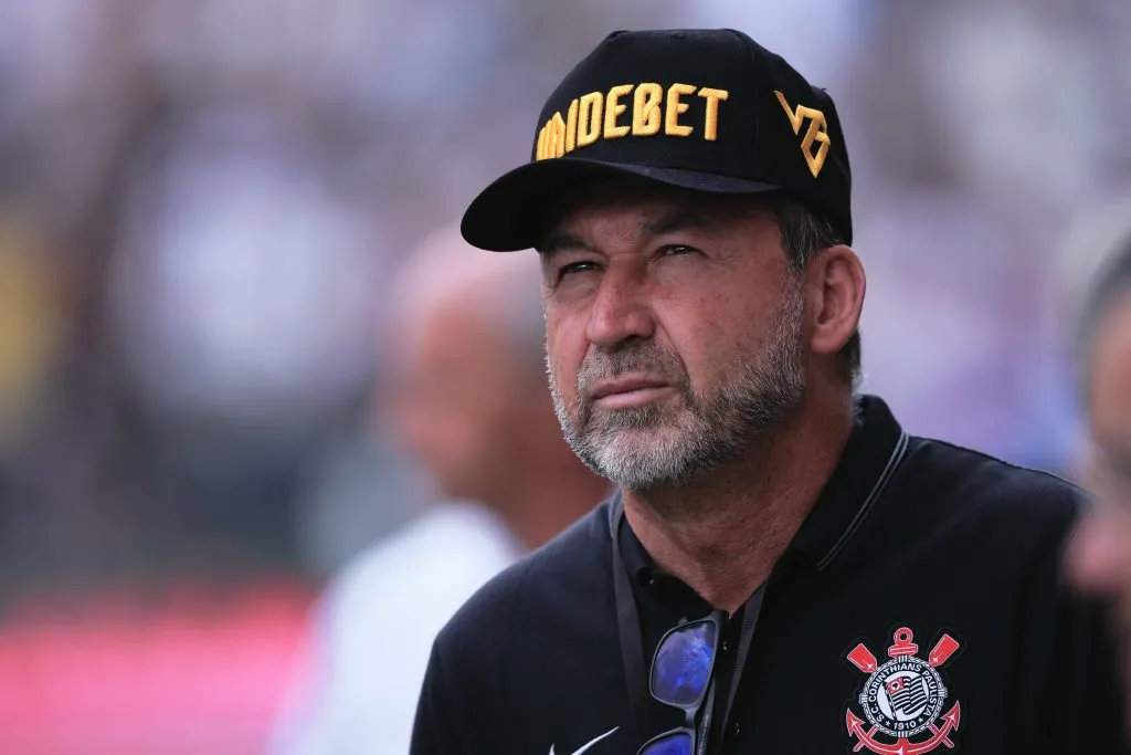 Augusto Melo com boné da antiga patrocinadora “Vai de Bet”. Foto: Ettore Chiereguini/AGIF