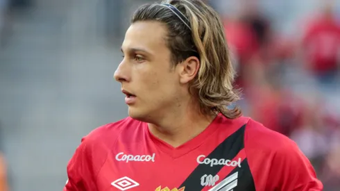 PR - CURITIBA - 05/10/2024 - BRASILEIRO A 2024, ATHLETICO-PR X BOTAFOGO - Cannobio jogador do Athletico-PR durante execucao do hino nacional antes da partida contra o Botafogo no estadio Arena da Baixada pelo campeonato Brasileiro A 2024. Foto: Robson Mafra/AGIF