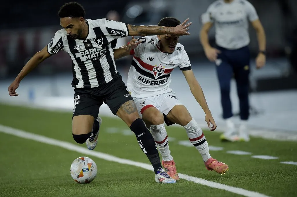 Vitinho jogador do Botafogo disputa lance com William Gomes jogador do Sao Paulo