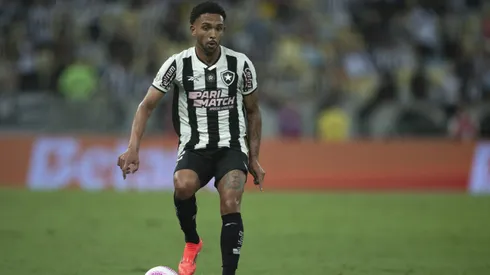 Vitinho jogador do Botafogo durante partida contra o Criciuma. Foto: Jorge Rodrigues/AGIF