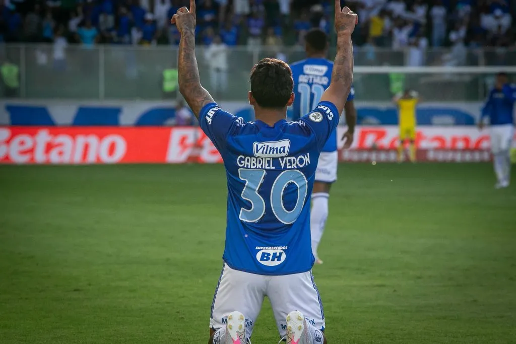 Gabriel Veron jogador do Cruzeiro comemora seu gol durante partida contra o Bragantino no estadio Independencia pelo campeonato Brasileiro A 2024. Foto: Fernando Moreno/AGIF