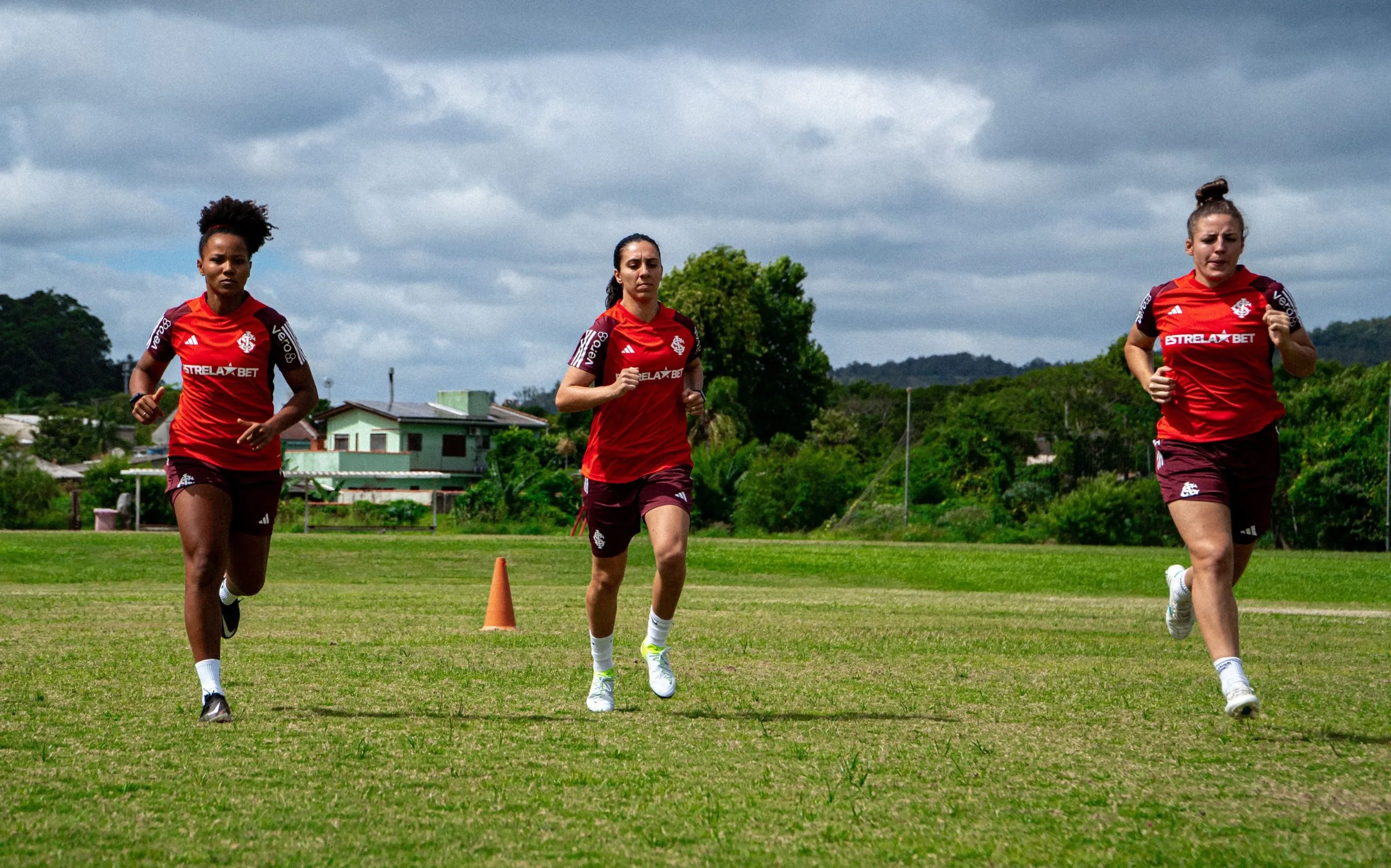 Jogadoras do Internacional durante treino e integração do novo elenco nesta quarta-feira no CT Alvorada. Foto: Fotos: Lara Vantzen/Internacional